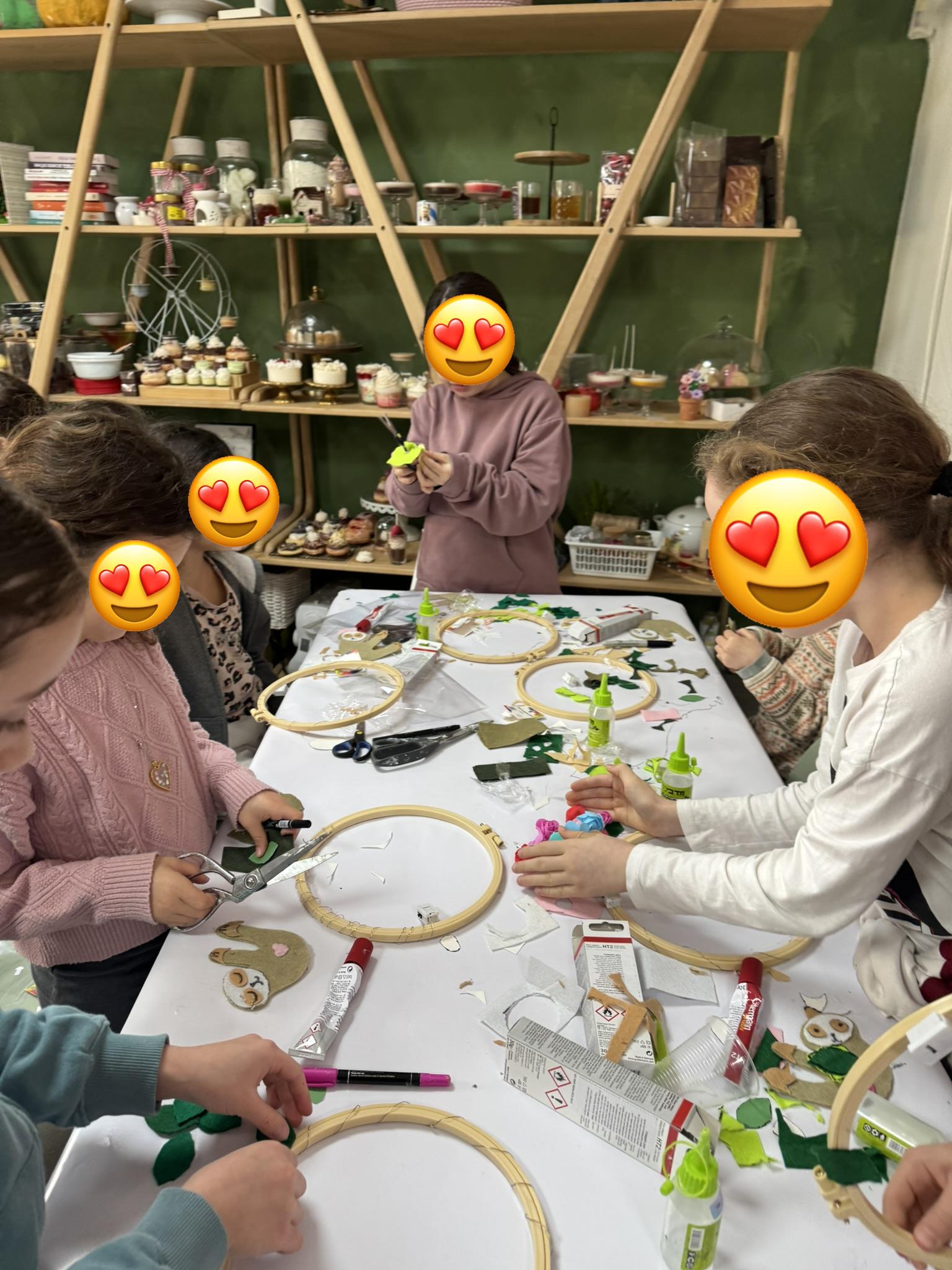 ילדים מכינים יצירות בחישוקי עץ — קייטנת ArtyParty